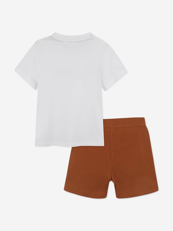 Introduce your little champ to the world of high fashion with the BOSS Baby Boys Short Set in Brown. Expertly crafted for the SS2025 season, this sophisticated ensemble promises to be a cornerstone in his budding wardrobe Luxe Fabrication Tailored from premium materials, ensuring both elegance and durability. Contemporary Design Features a chic, modern cut perfect for any fashionable occasion. Versatile Hue The rich brown shade offers remarkable versatility, complementing a variety of accessories.Elevate his style early with this exquisite set from BOSS. Perfect for making memorable impressions!