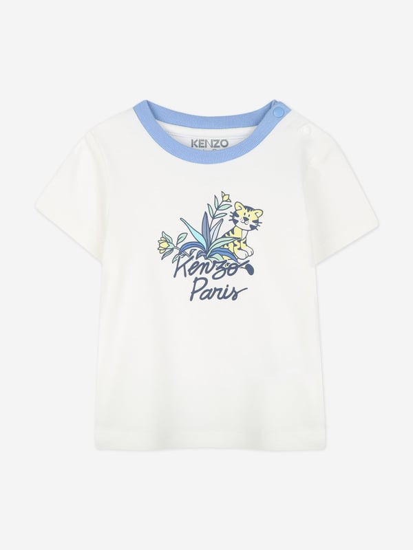 Baby Boys Short Set in Blue Introducing the exquisite Baby Boys Short Set in Blue by Kenzo the quintessence of luxury for SS2025. This chic ensemble is specially crafted for the little gentlemen in your life, blending style and comfort seamlessly. Iconic Kenzo charm The set features Kenzo's signature touch, making it a coveted, designer staple. Breathable fabric Crafted with premium, soft materials ensuring comfort for all-day play. Vibrant hues The bright blue colour brings a cheerful vibe to your boys wardrobe.Elevate your child's style with Kenzo's luxurious set a true amalgamation of fashion and function. Order now!