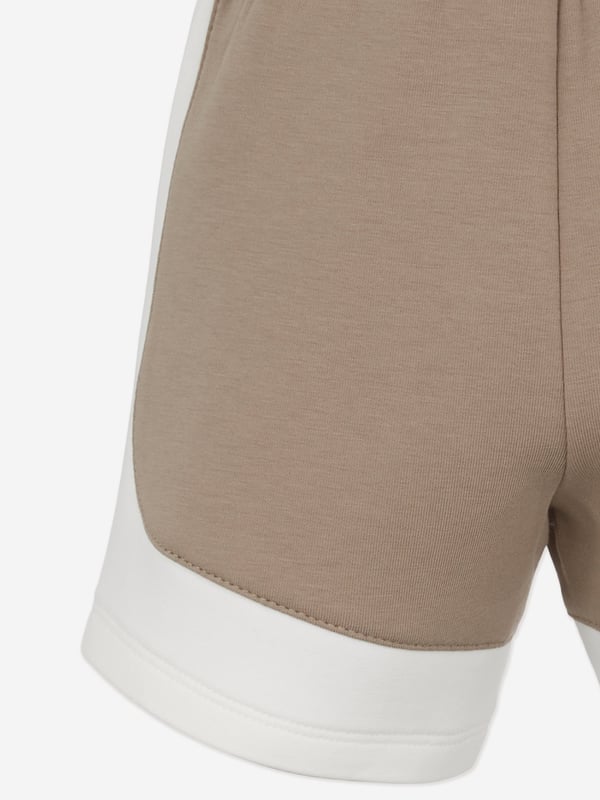 Baby Boys Colourblock Shorts in Brown Revamp your little ones wardrobe with the Baby Boys Colourblock Shorts in Brown by Emporio Armani this SS2025. Elegantly combining style with comfort, these designer shorts are a quintessential piece for the fashionable young gentleman. Premium Quality Crafted from superior materials ensuring durability comfort. Stylish Design Features a chic colourblock pattern in a subtle brown palette. Perfect Fit Tailored for comfortable play and movement.Embrace luxury reliability with Emporio Armani. Order now!