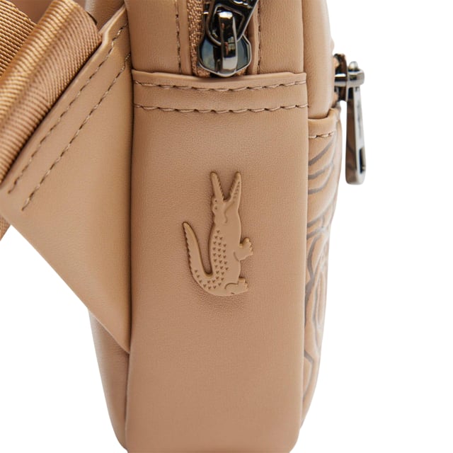 Marke: Lacoste. Länge: 18 cm. Höhe: 13,5 cm. Tiefe: 4 cm. Taschenart: 1 Vordertasche, Reißverschluss. Fächer: 1 Hauptfach, Mit Reißverschluss. Taschenmerkmale: verstellbarer Schulterriemen. Design: Geprägt, Floral, Logo.