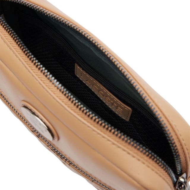 Marke: Lacoste. Länge: 18 cm. Höhe: 13,5 cm. Tiefe: 4 cm. Taschenart: 1 Vordertasche, Reißverschluss. Fächer: 1 Hauptfach, Mit Reißverschluss. Taschenmerkmale: verstellbarer Schulterriemen. Design: Geprägt, Floral, Logo.