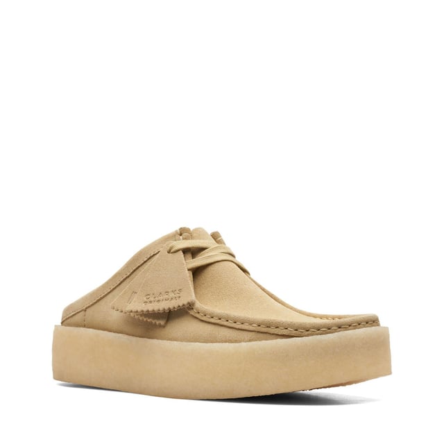Marke: Clarks. Obermaterial: Kordel, Weich, Wildleder. Mittelsohle: EVA (Ethyl-Vinylacetat), Leicht. Laufsohle: Krepp, Cupsohle, Naturkautschuk. Absatz: Flach. niedrig geschnitten. Design: Logo, gerippt. Zehenstil: Quadratisch. Zum Anschlüpfen.