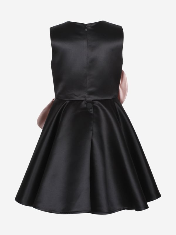 Introducing the exquisite 'Girls From Bud To Bloom Satin Flower Dress in Black' by Jessie and James, the epitome of sophistication for SS2025. Perfect for elevating any young lady's wardrobe, this dress is crafted with meticulous attention to detail and luxurious satin. Key features include Elegant Design Impeccably tailored, encapsulating grace and style. Luxurious Satin Offers a sleek, shimmering finish that catches the light beautifully. Versatile Black Perfect for any occasion, ensuring your girl always looks her best.Refresh her look with this stunning piece. Order now and witness the transformation from bud to bloom.