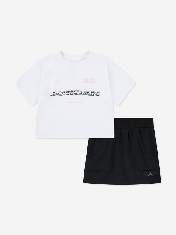 Introducing the Girls Crafted Utility Skort Set in Black by Jordan, an essential addition to your girl's SS2025 wardrobe! Crafted in chic black, this ensemble blends fashion-forward design with functional flair. Key attributes include Sleek Utility Style Merging sporty vibes with elegant lines for a modern look. Durable Material Engineered for comfort and lasting wear, perfect for everyday play. Versatile Black Hue Effortlessly pairs with other wardrobe pieces to enhance any outfit.Revamp her collection with this stunning set from Jordan. Shop now and elevate her style!