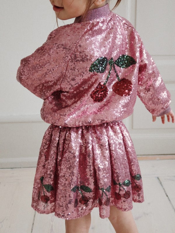 Introducing the exquisite Girls Starla Sequin Skirt in Pink by Konges Slojd for AW2024, an elegant addition to any young fashionistas wardrobe. Discover the charm and sophistication of this designer piece Dazzling Sequins Features hand-sewn pink sequins that shimmer with every twirl, perfect for making any occasion special. Luxury Comfort Crafted from soft, premium fabrics that ensure all-day comfort, marrying opulence with wearability. Versatile Elegance Pairs seamlessly with both casual tees and formal tops, ideal for parties or playful days out.Add the Starla Sequin Skirt to your girl's collection and watch her light up every room she enters. Order now and embrace the luxurious style of Konges Slojd!