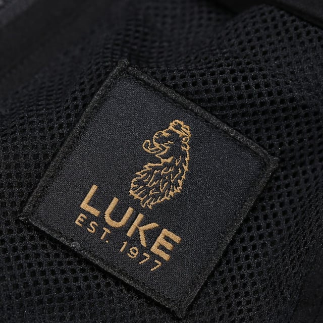 90% Nylon, 10% Elastane. Ontwerp: Logo, eenvoudig. 190gsm. Hem: Verstelbaar. Kap Kenmerken: Aannaaien. Manchet: Elastiek. Halslijn: Kapitein. Gevoerde. Mouwtype: Met lange mouwen. Zakken: 2 zijzakken, 2 borstzakken, rits, klepsluiting. Bevestiging: Volledige ritssluiting. M: 40 in.
