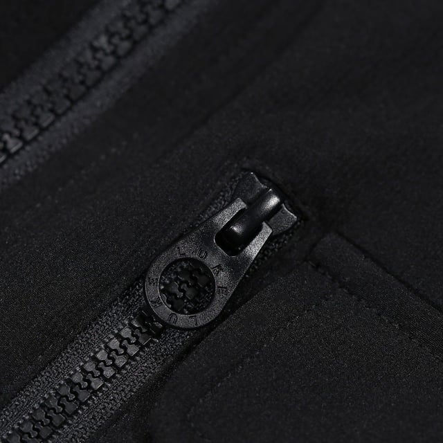 90% Nylon, 10% Elastane. Ontwerp: Logo, eenvoudig. 190gsm. Hem: Verstelbaar. Kap Kenmerken: Aannaaien. Manchet: Elastiek. Halslijn: Kapitein. Gevoerde. Mouwtype: Met lange mouwen. Zakken: 2 zijzakken, 2 borstzakken, rits, klepsluiting. Bevestiging: Volledige ritssluiting. M: 40 in.