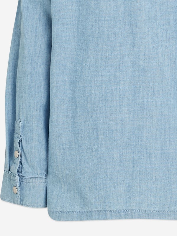 Introducing the Boys Relaxed Chambray Shirt in Blue by Calvin Klein, the quintessential blend of sophistication and comfort for SS2025. Ideal for every young gentleman's wardrobe, this shirt promises both style and ease. Key features include Classic Chambray Crafted with premium cotton chambray, ensuring a soft and breezy feel perfect for sunny days. Versatile Blue Hue A deep, versatile blue that complements any outfit, ideal for both casual and formal occasions. Signature Detailing Enhanced with Calvin Klein's discreet branding, adding a touch of exclusive luxury. Easy Care Machine washable and resilient, designed for the effortless upkeep required by every young adventurer.Elevate your boy's style with this timeless piece from Calvin Klein. Order now to capture the essence of SS2025!