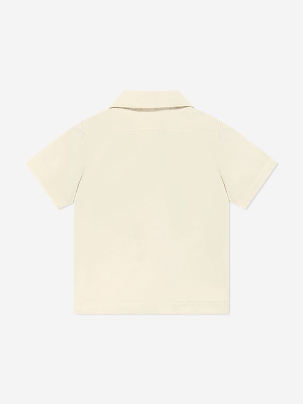 Introducing the epitome of Italian craftsmanship, the Boys Logo Pocket Shirt in Beige by Stone Island Junior. Perfect for the discerning young gentleman's SS2025 wardrobe, this shirt seamlessly blends sophistication with playful charm. Exquisite Italian Craftsmanship Meticulously made in Italy, promising unparalleled quality and durability. Subtle Logo Detailing Features Stone Island's signature compass logo, tastefully positioned to elevate look. Tailored for Comfort Constructed from premium fabrics for all-day comfort and ease. Versatile Beige Hue A stylish, easy-to-pair colour ensuring endless outfit possibilities.Revamp your boy's style with this chic and timeless piece. Order now for a touch of luxury!