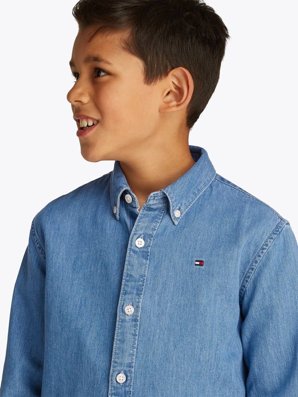 Step into timeless style with the Tommy Hilfiger Boys Denim Chambray Shirt in Blue, a sartorial staple for SS2025. Crafted from meticulously sourced fabric, this piece offers both comfort and classic charm. Its distinctive features include Exquisite Chambray Fabric Lightweight and breathable, ideal for playful days and serene evenings. Signature Tommy Detailing Elevate his look with iconic stitching and logos. Versatile Style Perfect for both casual and smart-casual occasions.Revitalize his wardrobe with this quintessential Tommy Hilfiger creation!