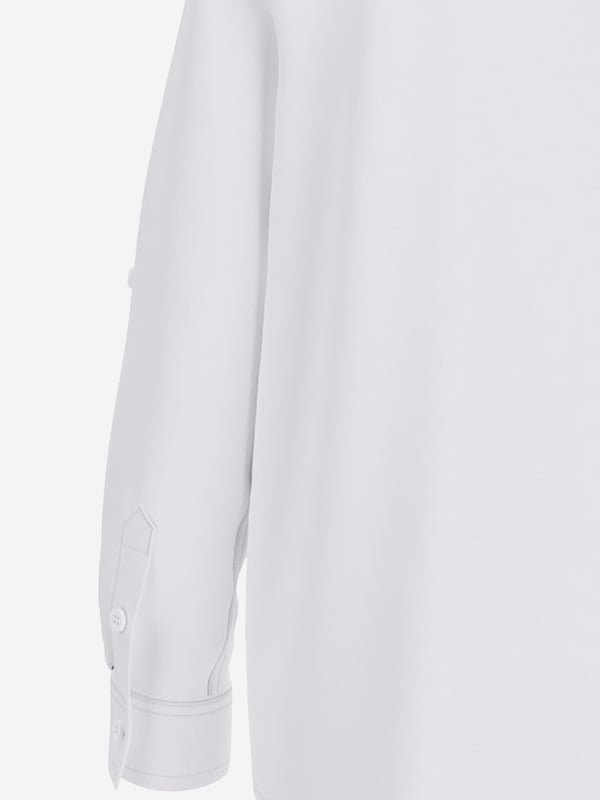 Introducing the luxurious Boys Bear Oxford Shirt in White from Guess, crafted with the finest attention to detail for SS2025. Perfect for adding a touch of class to your young gentleman's wardrobe Pristine White Oxford Elegant white colour, embodying timeless sophistication. Premium Cotton Fabric Offers breathability and comfort ideal for youthful exuberance. Classic Bear Motif Charming and playful, adding a unique designer touch.Elevate your boy's style with the Guess Boys Bear Oxford Shirt, destined to impress at any occasion!