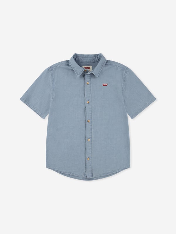 Levi's embody vintage nostalgia and the American spirit in their timeless everyday fits. This boys sail away shirt is the embodiment of sophistication and elegance. Button Fastening Collar Short Sleeves Curved Hem Levi's Batwing Embroidered Logo