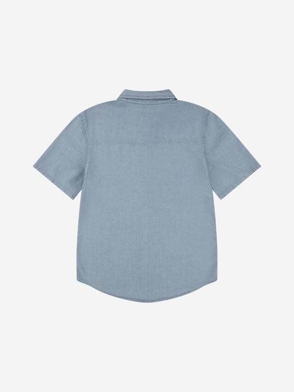 Levi's embody vintage nostalgia and the American spirit in their timeless everyday fits. This boys sail away shirt is the embodiment of sophistication and elegance. Button Fastening Collar Short Sleeves Curved Hem Levi's Batwing Embroidered Logo