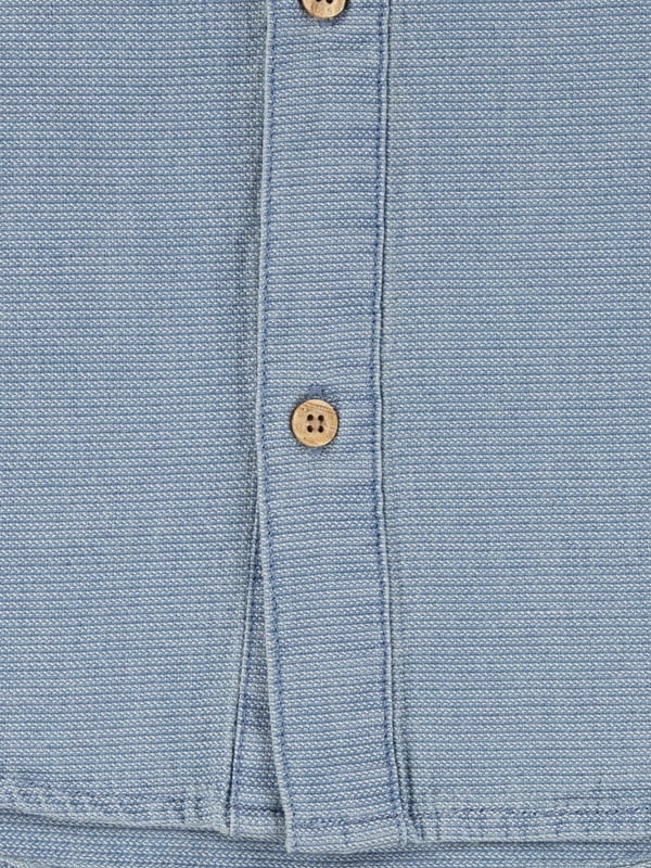 Levi's embody vintage nostalgia and the American spirit in their timeless everyday fits. This boys sail away shirt is the embodiment of sophistication and elegance. Button Fastening Collar Short Sleeves Curved Hem Levi's Batwing Embroidered Logo