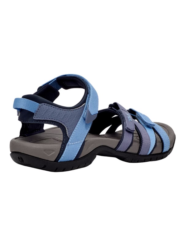 Teva wandelsandalen De Teva TIRRA sandaal is een veelzijdige trekking sandaal die speciaal is ontwikkeld voor actieve dagen en warme temperaturen. Het functionele ontwerp biedt niet alleen lichtheid en bewegingsvrijheid, maar ook het comfort dat wordt gewaardeerd op langere afstanden. De eenvoudige klittenbandsluiting maakt het snel aan- en uittrekken mogelijk en zorgt voor een nauwkeurige pasvorm die zich perfect aanpast aan de voet. Bij elke stap voel je het dempende effect van de geïntegreerde Shoc Pad™ in de hiel, die stuitert waar dat het meest nodig is en je loopbeweging aangenaam dempt. De fijn geprofileerde buitenzool biedt stevige grip, zelfs op wisselende ondergronden, terwijl het gestructureerde voetbed en de gerichte ondersteuning van de voetboog ervoor zorgen dat de voet zelfs op lange tochten comfortabel blijft. De TIRRA combineert dus sportieve alledaagsheid met betrouwbare ondersteuning en langdurig comfort - ideaal voor iedereen die in stijl wil blijven bewegen en goed voorbereid wil zijn.