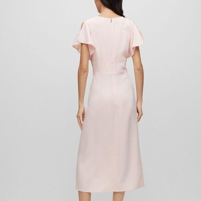 Materiaal buitenkant: 72% acetaat, 28% viscose. Voeringsmateriaal: 100% Viscose. Ontwerp: Eenvoudig. Sluiting: Ritssluiting achteraan. Aansluitende taille. Halslijn: Diep V. Type mouw: Fladder, Korte mouwen, Splitdetail. Lengte: Midi. 6 VK: 32 in. 8 VK: 33 in. 10 VK: 35 in. 12 VK: 37 in.