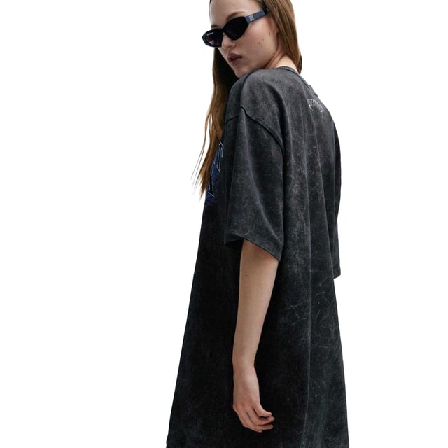 100% Baumwolle. Design: gebrochenes Herz, bedruckt, Aufschrift, Gewaschen. Gewebe: Trikot. Passform: Übergroß. Gewebetechnik: Schwer. Überschnittene Schulter. Rundhalsausschnitt, Elastan. Kurzärmlig.