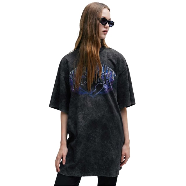 100% Baumwolle. Design: gebrochenes Herz, bedruckt, Aufschrift, Gewaschen. Gewebe: Trikot. Passform: Übergroß. Gewebetechnik: Schwer. Überschnittene Schulter. Rundhalsausschnitt, Elastan. Kurzärmlig.