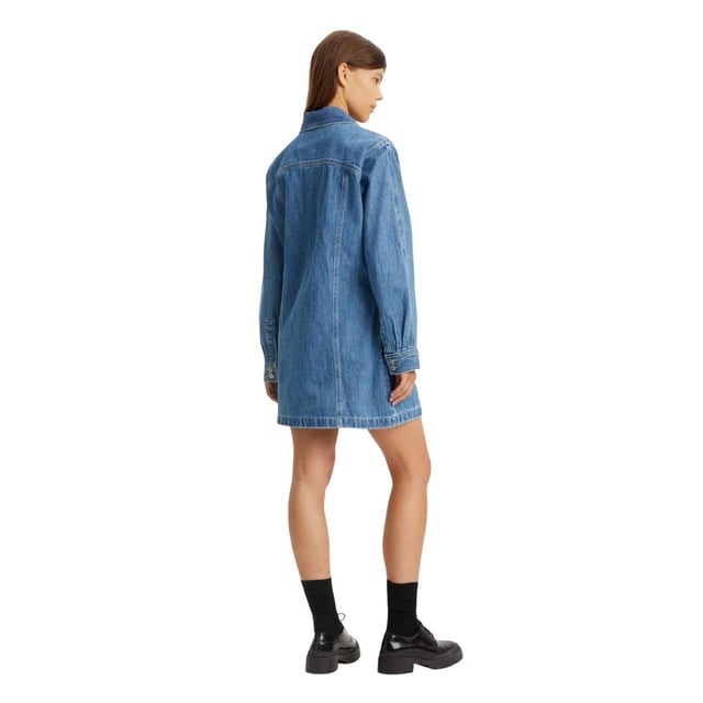 Materialzusammensetzung (%): 100% Baumwolle. Design: Unifarben. Gewebe: Denim. Passform: Regulär. Button-Down-Kragen. Schaftrand zum Umklappen. Langärmlig. Taschenart: Zwei Seitentaschen. Bündchen: Geknöpft.
