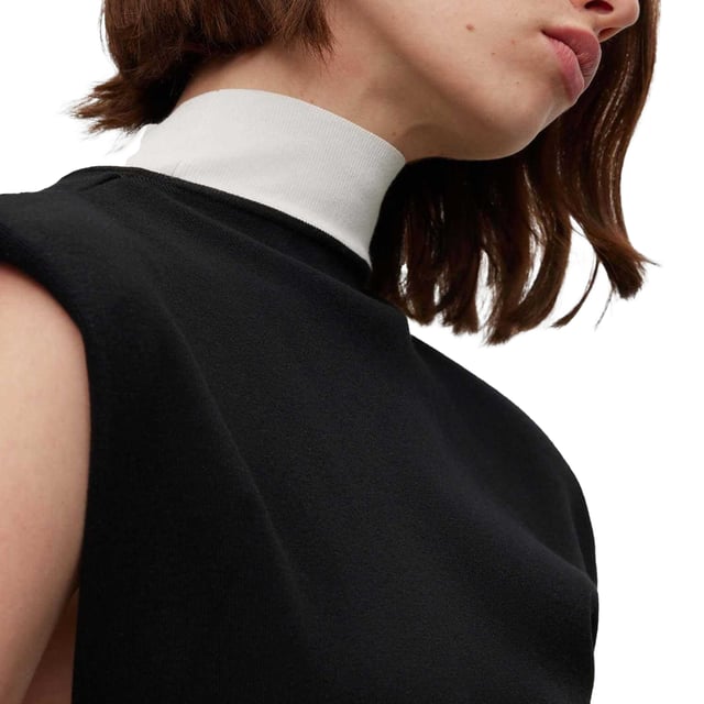 Materialzusammensetzung (%): 70% Viskose, 30% Polyester. Design: Unifarben. Kontrast, Stehkragen. Ärmellos. Länge: Kurz.