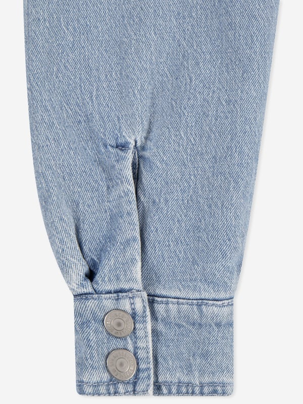 Levi's reinterpret vintage nostalgia into striking modern designs. This girls desert sky short jacket is the embodiment of effortless style. Woven from a beautiful soft quilted design. Long Sleeves Collar Front Pockets Levi's Writing On Chest Wide Elastic Hem Hidden Zipper Zipper and Press Buttons 97 Cotton, 2 Viscose, 1 Elastane