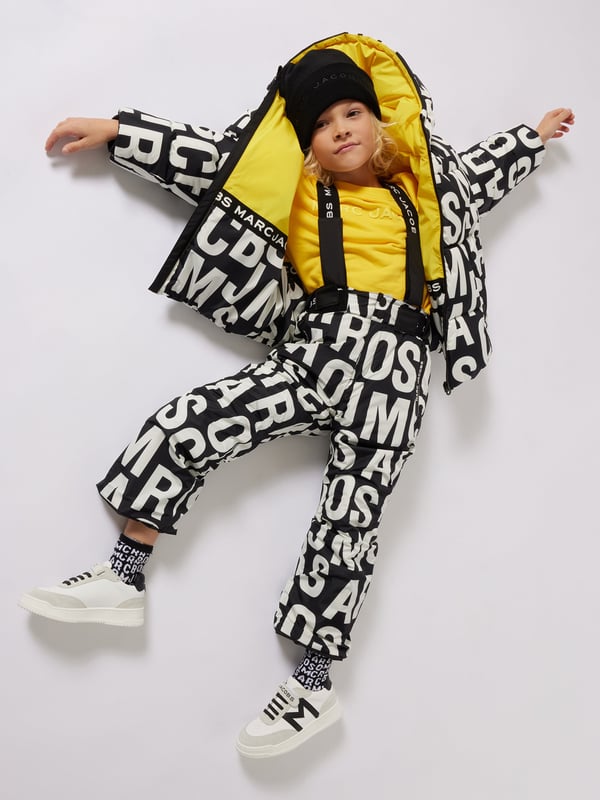 MARC JACOBS Kids Logo Ski Trousers in Black Introducing the marc_jacobs Signature Top in sleek black, a must-have for Boy,Girl fashion in AW2024! Each design seamlessly blends luxury with practicality, ensuring your child stands out with elegance. Key features include Versatile Design Ideal for both boys and girls, making it a perfect staple for any child's wardrobe. High-Quality Fabric Crafted from premium materials that provide durability and comfort. Timeless colour The classic black hue ensures it pairs well with anything and suits every occasion. Experience marc_jacobswhere style meets sophistication for your children. Order now and elevate their AW2024 looks!