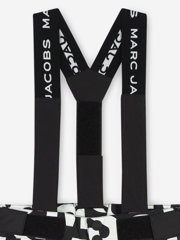 MARC JACOBS Kids Logo Ski Trousers in Black Introducing the marc_jacobs Signature Top in sleek black, a must-have for Boy,Girl fashion in AW2024! Each design seamlessly blends luxury with practicality, ensuring your child stands out with elegance. Key features include Versatile Design Ideal for both boys and girls, making it a perfect staple for any child's wardrobe. High-Quality Fabric Crafted from premium materials that provide durability and comfort. Timeless colour The classic black hue ensures it pairs well with anything and suits every occasion. Experience marc_jacobswhere style meets sophistication for your children. Order now and elevate their AW2024 looks!