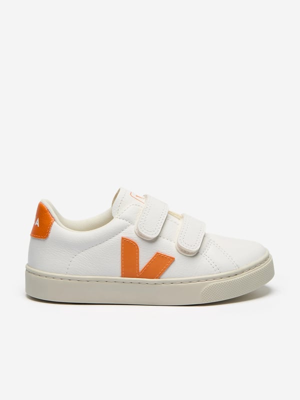 Introducing the Kids Chromefree Leather Small Esplar Trainers in White by Veja, an exquisite addition for any discerning young wardrobe! Perfect for SS2025, each pair combines luxury with conscious design Eco-friendly Leather Crafted from sustainable, chromefree leather, ensuring a smaller environmental footprint. Classic Aesthetic Timeless white finish that complements any outfit, ideal for both boys and girls. Superior Comfort Designed for all-day wear with support and comfort in mind.Elevate your child's style sustainably!