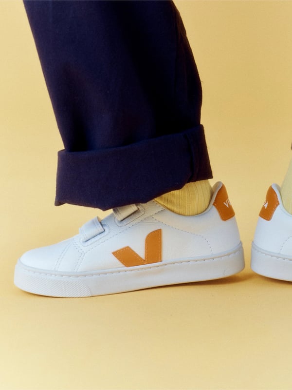 Introducing the Kids Chromefree Leather Small Esplar Trainers in White by Veja, an exquisite addition for any discerning young wardrobe! Perfect for SS2025, each pair combines luxury with conscious design Eco-friendly Leather Crafted from sustainable, chromefree leather, ensuring a smaller environmental footprint. Classic Aesthetic Timeless white finish that complements any outfit, ideal for both boys and girls. Superior Comfort Designed for all-day wear with support and comfort in mind.Elevate your child's style sustainably!