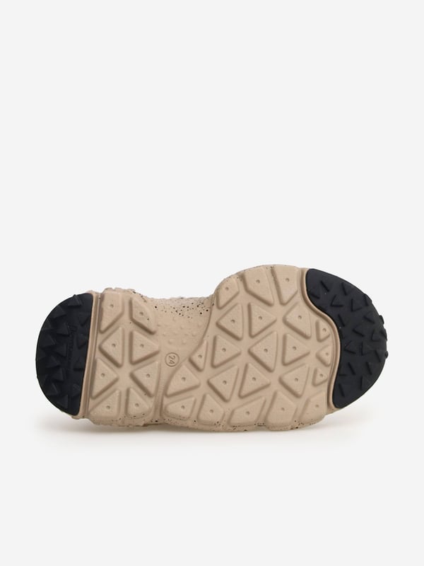 Flower Mountain Kids Raikiri Trainers in Beige Introducing the sumptuous Kids Raikiri Trainers in Beige by Flower Mountain, a quintessential addition for any discerning young wardrobe this AW2024. Perfectly tailored for both boys and girls, these trainers blend high-end fashion with practicality. Key features include Elegant Beige Palette Meticulously selected to enhance any outfit with a touch of sophistication. Superior Comfort Engineered with premium materials to ensure all-day comfort and durability. Versatile Design Ideal for a variety of occasions, seamlessly transitioning from casual to formal.Elevate your child's style with the Kids Raikiri Trainerswhere luxury meets utility.