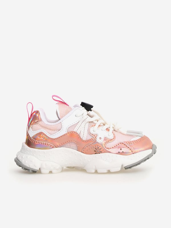 Girls Metallic Yamano 3 Trainers in Pink Flower Mountain combine urban functionality with natural elements into their designs. These kids metallic Yamano 3 trainers in multicolour embody the Japanese label's passion for nature landscapes. NOTE Fit is Half a Size Up Refer to EU Size. Multicolour Patterns Chunky Silhouette Toggle Lace Closure UPPER Man-Made OUTSOLE Rubber LINING Textile