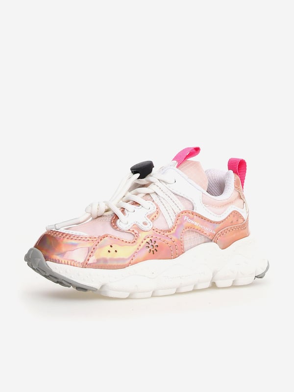 Girls Metallic Yamano 3 Trainers in Pink Flower Mountain combine urban functionality with natural elements into their designs. These kids metallic Yamano 3 trainers in multicolour embody the Japanese label's passion for nature landscapes. NOTE Fit is Half a Size Up Refer to EU Size. Multicolour Patterns Chunky Silhouette Toggle Lace Closure UPPER Man-Made OUTSOLE Rubber LINING Textile