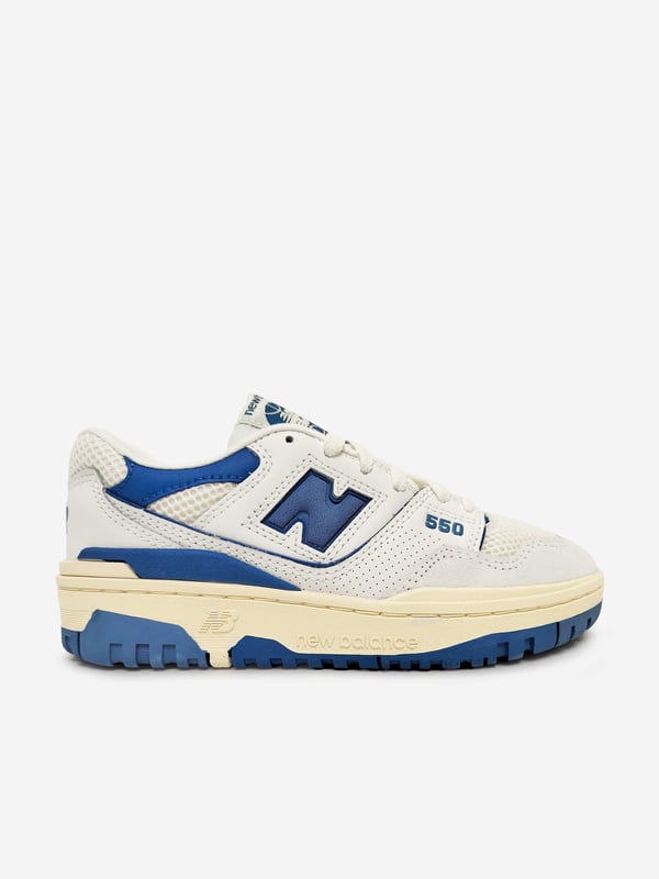 These New Balance kids B550 trainers in blue are engineered from beautiful high quality, perfect for everyday. Suede Mesh Panelling Perforated Detailing Debossed Logo to Side Logo Print to Rear Round Toe Front Lace-Up Fastening Logo Patch At Tongue Branded Insole Rubber Sole