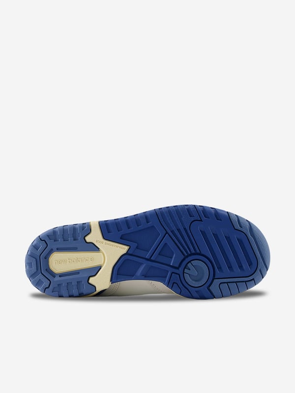 These New Balance kids B550 trainers in blue are engineered from beautiful high quality, perfect for everyday. Suede Mesh Panelling Perforated Detailing Debossed Logo to Side Logo Print to Rear Round Toe Front Lace-Up Fastening Logo Patch At Tongue Branded Insole Rubber Sole