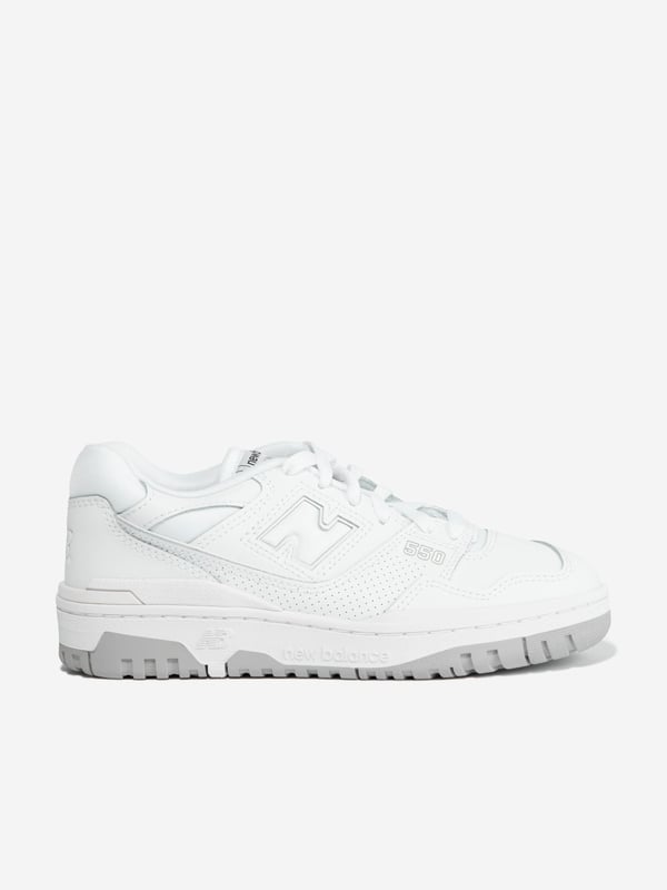 New Balance deconstruct their smug technology into a versatile prototype made for everybody. These unisex white 550 trainers embody innovation and timeless style. Crafted with white leather uppers via textured sidewalls and embossed New Balance branding. Upper Leather Insole Cushioned Outsole Rubber