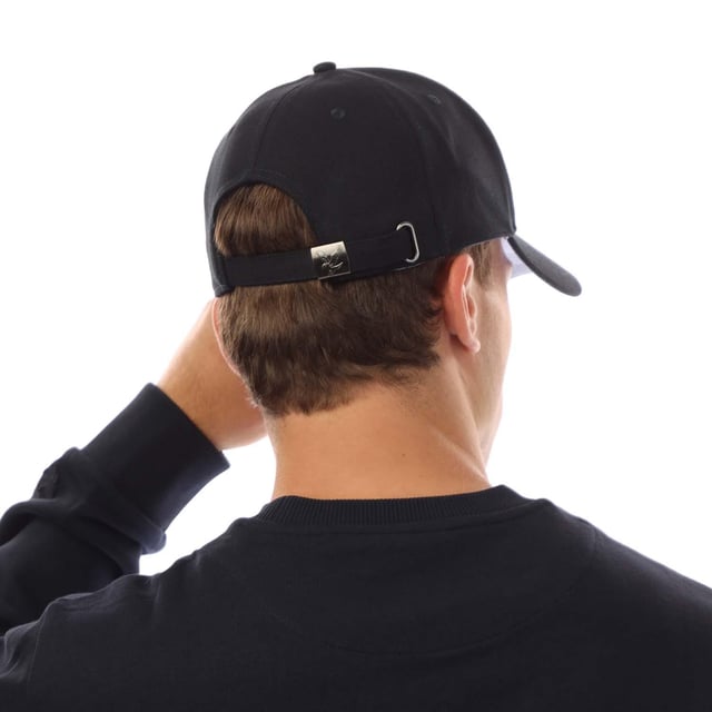 Außenmaterial (%): 100% Baumwolle. Marke: Lyle & Scott. Gewebe: Schwerer Köperstoff. Design: Gesticktes Logo. Design mit 6 Segmenten, Oben mit Knopf, Abgerundeter Kopf, Mit umstickten Ösenlöchern, Genähte Krempe. Verstellbarer Gurt.
