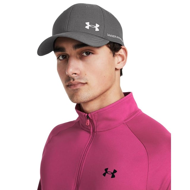 Marke: Under Armour. Design: Logo, Unifarben. 5-reihiges Nähen, Oben mit Knopf, Mit gebogenem Rand, Verkleidet. Gewebetechnik: ArmourVent, Atmungsaktiv, langlebig, Iso-Chill-Material, Leicht, Schnell trocknend, Stretch. Verstellbarer Gurt.