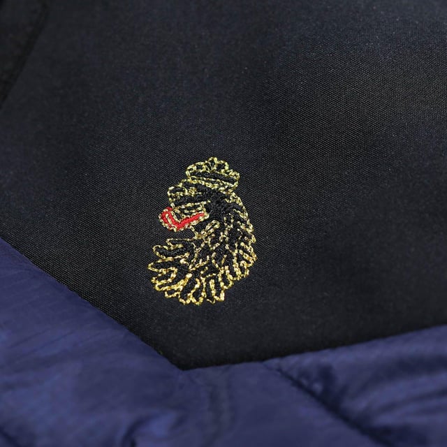 Shell: Nylon, Polyester. Voering: 100% polyester. Vulling: Gerecycleerd. Stof: Softshell. Ontwerp: Geborduurd logo, Gewatteerd. Binddetail, voorstuk, gewatteerd. Halslijn: Kapitein. Mouwtype: Mouwloos. Zakken: 2 Zijzakken, Rits. Sluiting: Volledige ritssluiting, Vislon ritssluiting. XS: 36 in. S: 38 in. M: 40 in.