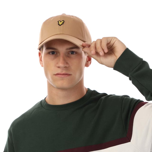 Außenmaterial (%): 100% Baumwolle. Marke: Lyle & Scott. Design: Gesticktes Logo. Design mit 6 Segmenten, Oben mit Knopf, Abgerundeter Kopf, Mit umstickten Ösenlöchern, Genähte Krempe. Verstellbarer Gurt.