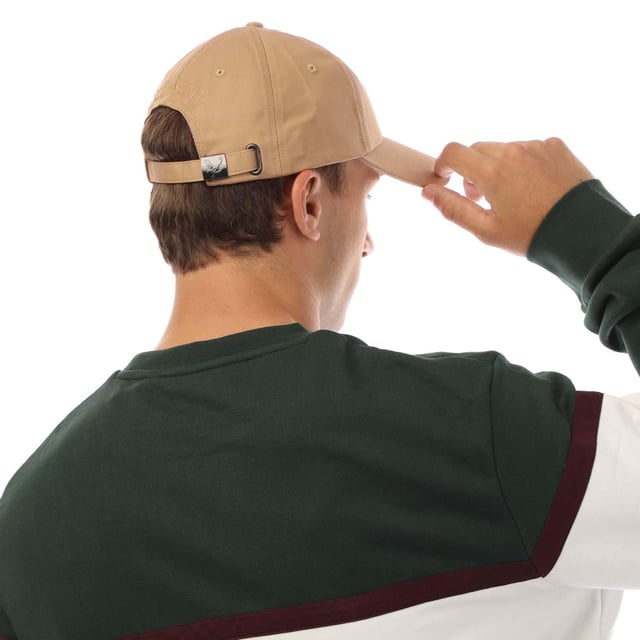 Außenmaterial (%): 100% Baumwolle. Marke: Lyle & Scott. Design: Gesticktes Logo. Design mit 6 Segmenten, Oben mit Knopf, Abgerundeter Kopf, Mit umstickten Ösenlöchern, Genähte Krempe. Verstellbarer Gurt.