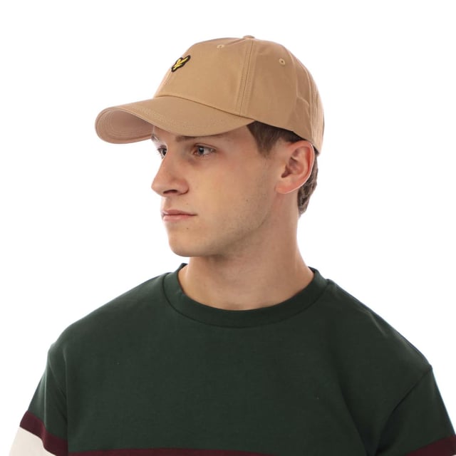 Außenmaterial (%): 100% Baumwolle. Marke: Lyle & Scott. Design: Gesticktes Logo. Design mit 6 Segmenten, Oben mit Knopf, Abgerundeter Kopf, Mit umstickten Ösenlöchern, Genähte Krempe. Verstellbarer Gurt.