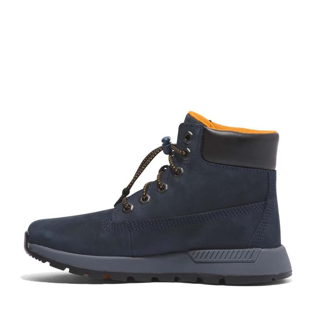 Timberland Kinder/Kinder Killington Leren Mid Cut Trekkingschoenen (Marine) Bovenkant: Leder. Voering: ReBOTL, gerecycled PET plastic. Binnenzool: Ortholite. Tussenzool: voorgevormd EVA. Buitenzool: Rubber. 6 Oogjes. Stof Technologie: ReBOTL. Gewatteerde Kraag, Gewatteerde Tong, Trekkoordje. Vlakke. Snijding: Mid Cut. Ontwerp: Contrasterende details, Logo. Teenstijl: Rond. Bevestiging: Bungee Lacing.