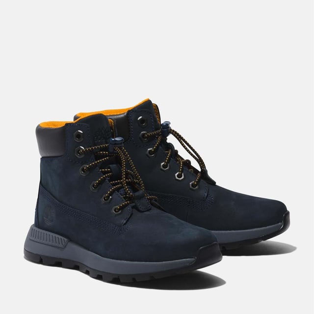 Timberland Kinder/Kinder Killington Leren Mid Cut Trekkingschoenen (Marine) Bovenkant: Leder. Voering: ReBOTL, gerecycled PET plastic. Binnenzool: Ortholite. Tussenzool: voorgevormd EVA. Buitenzool: Rubber. 6 Oogjes. Stof Technologie: ReBOTL. Gewatteerde Kraag, Gewatteerde Tong, Trekkoordje. Vlakke. Snijding: Mid Cut. Ontwerp: Contrasterende details, Logo. Teenstijl: Rond. Bevestiging: Bungee Lacing.