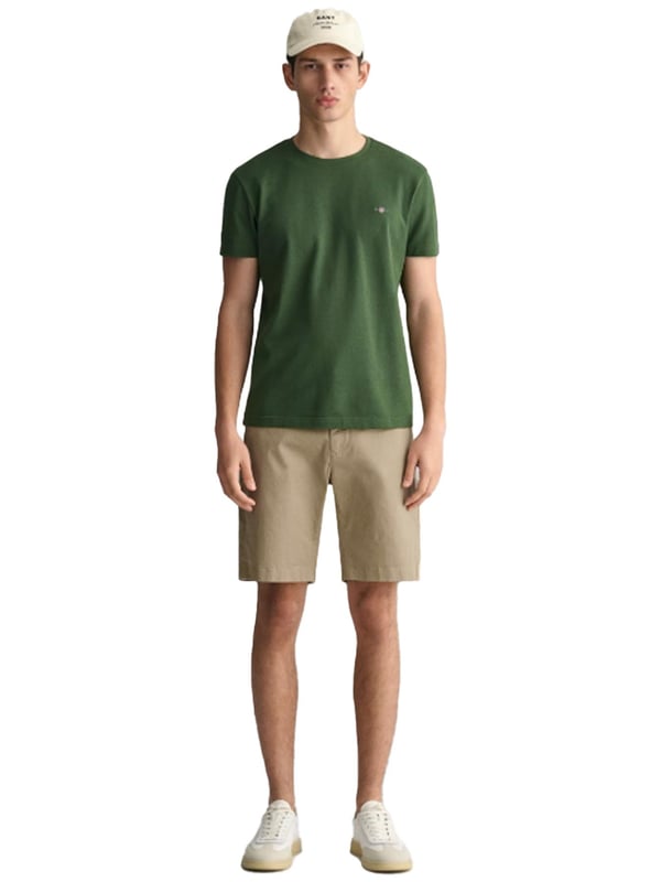 These everyday shorts are designed for comfort with a relaxed fit and a mid-rise waist. Ending just above the knee, they feature a front button closure, slanted front pockets, and double buttoned welt pockets at the back. Crafted from 100% cotton with a soft, peached finish, they’re finished with our signature GANT logo on the back right welt pocket.