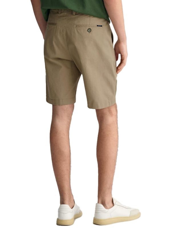 These everyday shorts are designed for comfort with a relaxed fit and a mid-rise waist. Ending just above the knee, they feature a front button closure, slanted front pockets, and double buttoned welt pockets at the back. Crafted from 100% cotton with a soft, peached finish, they’re finished with our signature GANT logo on the back right welt pocket.