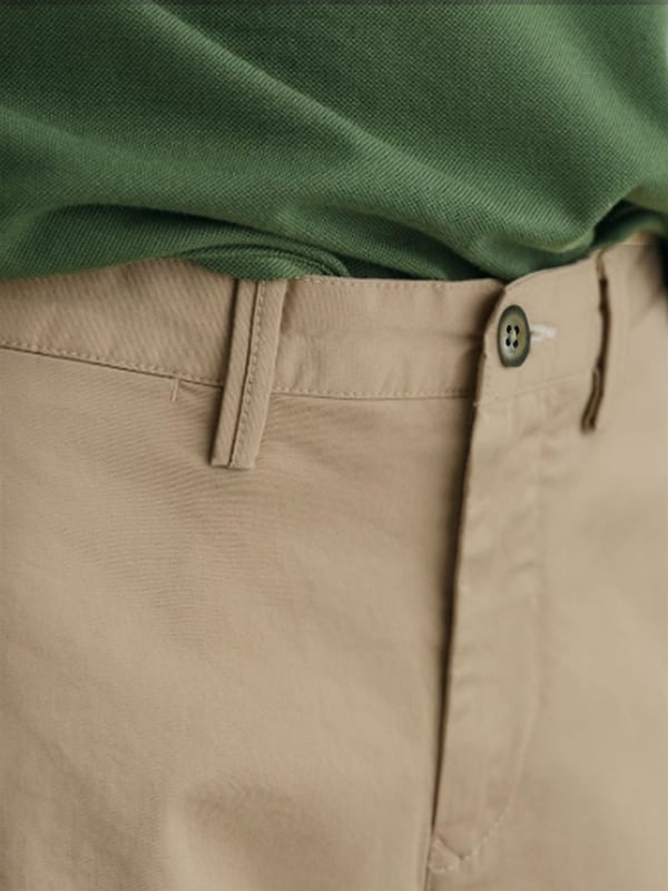 These everyday shorts are designed for comfort with a relaxed fit and a mid-rise waist. Ending just above the knee, they feature a front button closure, slanted front pockets, and double buttoned welt pockets at the back. Crafted from 100% cotton with a soft, peached finish, they’re finished with our signature GANT logo on the back right welt pocket.