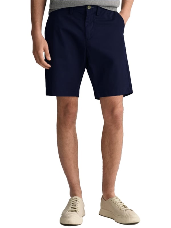 These everyday shorts are designed for comfort with a relaxed fit and a mid-rise waist. Ending just above the knee, they feature a front button closure, slanted front pockets, and double buttoned welt pockets at the back. Crafted from 100% cotton with a soft, peached finish, they’re finished with our signature GANT logo on the back right welt pocket.