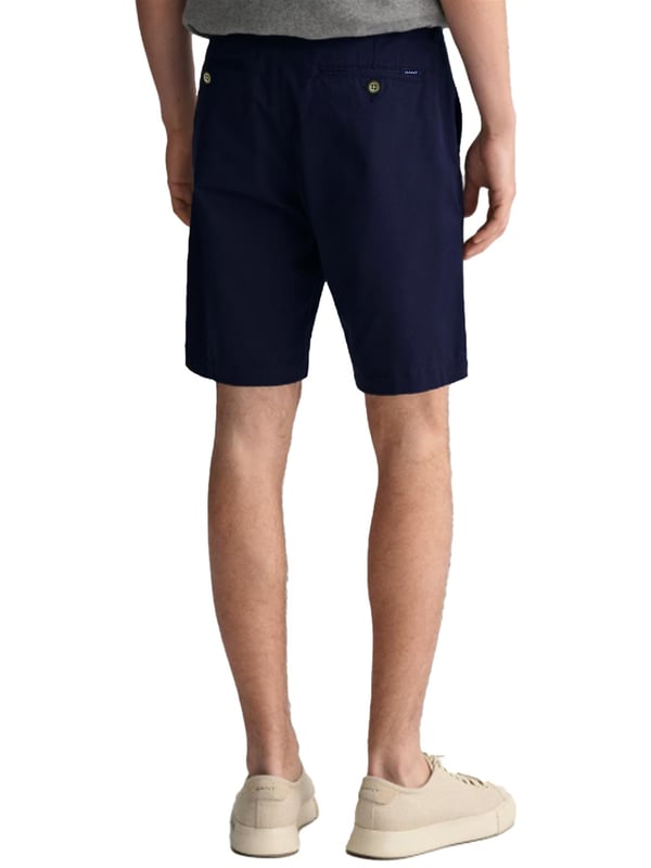These everyday shorts are designed for comfort with a relaxed fit and a mid-rise waist. Ending just above the knee, they feature a front button closure, slanted front pockets, and double buttoned welt pockets at the back. Crafted from 100% cotton with a soft, peached finish, they’re finished with our signature GANT logo on the back right welt pocket.