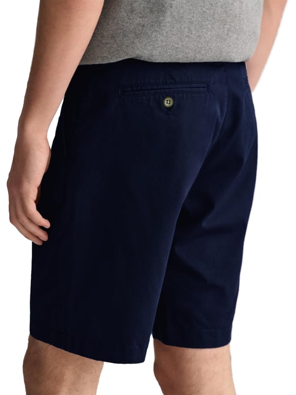 These everyday shorts are designed for comfort with a relaxed fit and a mid-rise waist. Ending just above the knee, they feature a front button closure, slanted front pockets, and double buttoned welt pockets at the back. Crafted from 100% cotton with a soft, peached finish, they’re finished with our signature GANT logo on the back right welt pocket.