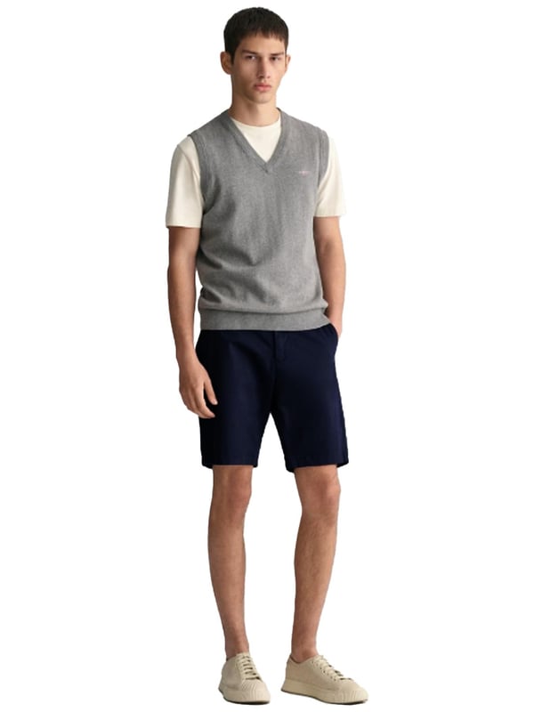 These everyday shorts are designed for comfort with a relaxed fit and a mid-rise waist. Ending just above the knee, they feature a front button closure, slanted front pockets, and double buttoned welt pockets at the back. Crafted from 100% cotton with a soft, peached finish, they’re finished with our signature GANT logo on the back right welt pocket.
